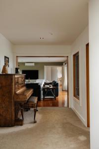 Un lugar para sentarse en Tuki Views House with pool and spa