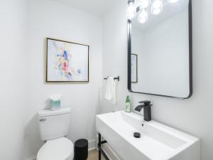 Ένα μπάνιο στο Monroe Manor +36 φωτογραφίες