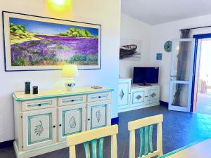 ein Wohnzimmer mit einem Wandgemälde in der Unterkunft Villa Corallo con vista mozzafiato in Costa Paradiso