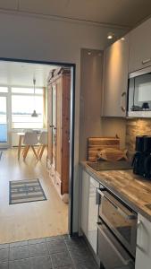 Η κουζίνα ή μικρή κουζίνα στο Ferienwohnung-Meeresblick-Fehmarn +15 φωτογραφίες