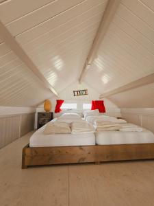 a bedroom with a large bed in a attic at Strandvakantiehuisjes Katwijk in Katwijk aan Zee