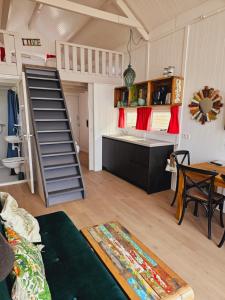 a living room with a kitchen and a table at Strandvakantiehuisjes Katwijk in Katwijk aan Zee +9 photos