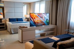 Uma TV ou centro de entretenimento em Nadai Confort Hotel e Spa
