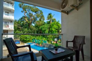 Bazén v ubytování Luxury 3BHK Villa by BlueWave Hospitality nebo v jeho okolí