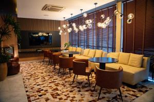 Uma área de estar em Nadai Confort Hotel e Spa