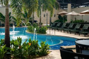 A piscina localizada em Nadai Confort Hotel e Spa ou nos arredores