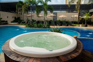 A piscina localizada em Nadai Confort Hotel e Spa ou nos arredores