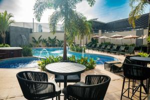 A piscina localizada em Nadai Confort Hotel e Spa ou nos arredores