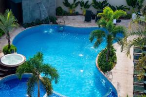 A piscina localizada em Nadai Confort Hotel e Spa ou nos arredores