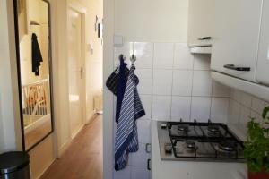 Kuchyň nebo kuchyňský kout v ubytování City Center Rooms with Shared Facilities by UMCG