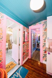 Katil atau katil-katil dalam bilik di The Twisted Tulip-a curious stay +27 gambar