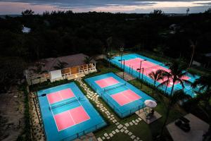 Draufsicht auf zwei Tennisplätze mit rosa und blauen in der Unterkunft Coral Sands Inn & Cottages in Harbour Island