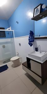 Et badeværelse på Aconchego Próximo ao Mar + 15 billeder