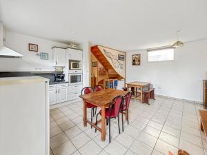 a kitchen and dining room with a table and chairs at Maison cosy avec grand jardin in Saint-Avé