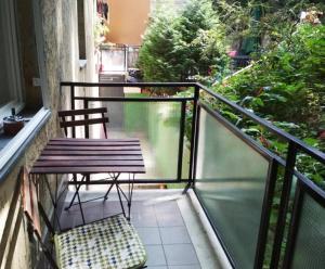 balcón con banco y mesa en Zsuzsa Apartman, en Budapest