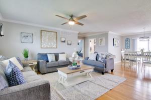 Una sala de estar con dos sofás y una mesa. en 1 Mi to Beach Fenwick Island Home with Boat Ramp, en Selbyville