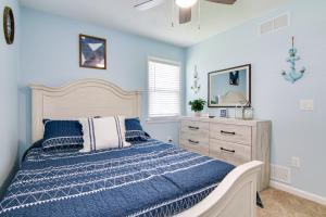 1 dormitorio con paredes azules, 1 cama y vestidor en 1 Mi to Beach Fenwick Island Home with Boat Ramp, en Selbyville 21 fotos más
