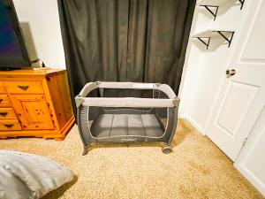 una sedia davanti a una tenda in una stanza di Perfect for West End Shopping a Billings