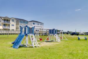 Un parque infantil con un tobogán azul y blanco en un campo. en 1 Mi to Beach Fenwick Island Home with Boat Ramp, en Selbyville