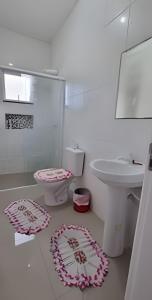 Et badeværelse på Aconchego Barulho do Mar + 17 billeder