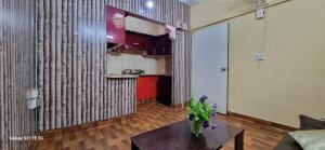 een woonkamer met een tafel en een keuken bij One Bedroom studio apartment with kitchen in Karachi