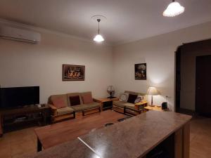 Μια τηλεόραση ή/και κέντρο ψυχαγωγίας στο Apartment near Rio Mall with 2 bedrooms