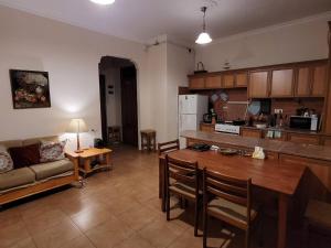 エレバンにあるApartment near Rio Mall with 2 bedroomsのキッチンとテーブルとソファのあるリビングルーム