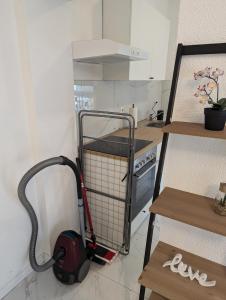 eine Küche mit einem Einkaufswagen in einer Küche in der Unterkunft Nord-Apartment 5 I 1 Zimmer mit einladendem Wohnbereich im Erdgeschoss in Bremerhaven + 17 Fotos