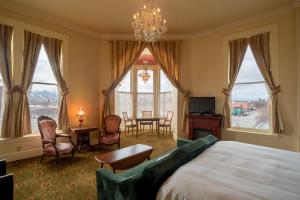 TV a/nebo společenská místnost v ubytování Geiser Grand Hotel