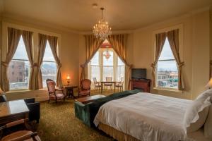Postel nebo postele na pokoji v ubytování Geiser Grand Hotel