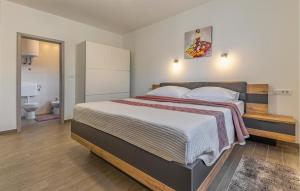 sypialnia z łóżkiem i łazienką w obiekcie 2 Bedroom Stunning Home In Skatari w mieście Šikići