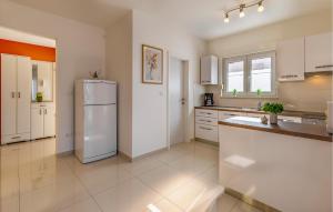 dużą kuchnię z białą lodówką. w obiekcie 2 Bedroom Stunning Home In Skatari w mieście Šikići