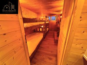 una camera con 3 letti a castello in una cabina di Triplex Exceptionnel à La Clusaz a La Clusaz Altre 6 foto