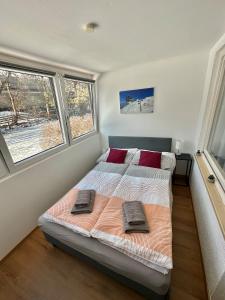 sypialnia z łóżkiem i dwoma ręcznikami na nim w obiekcie Vidaoro Studio Flat w mieście Zell am See