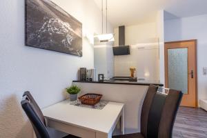 a kitchen and dining room with a table and chairs at Ferienwohnung am Neuen Thore I in Blankenburg