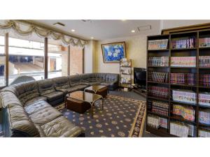 延岡市にあるNobeoka Royal Hotel - Vacation STAY 24870vの大型ソファと本棚のある図書室