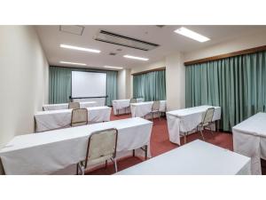 延岡市にあるNobeoka Royal Hotel - Vacation STAY 24870vのカンファレンスルーム(白いテーブル、椅子、ホワイトボード付) +23枚の写真