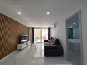 Una sala de estar con un sofá y un televisor. en Mediterranean Stays Platinum, en Alicante