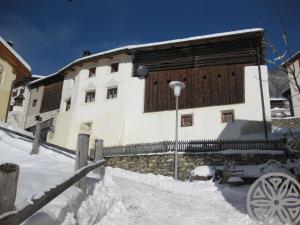 Gallery image of Stilvolles Engadinerhaus in Vna