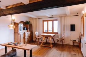 a living room with a wooden table and chairs at SCHILCHERLANDLEBEN - Bauernhaus in Sankt Stefan ob Stainz