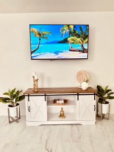 Una televisión o centro de entretenimiento en Cape Coral Hideaway