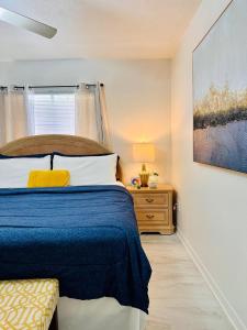 Una cama o camas en una habitación de Cape Coral Hideaway 56 fotos más