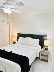 Una cama o camas en una habitación de Cape Coral Hideaway