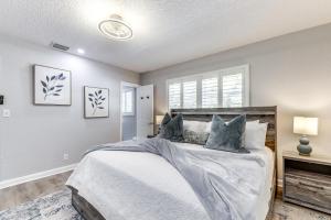 a bedroom with a bed and a window at 3 Mi to Shore Couples Getaway in Lighthouse Point in Lighthouse Point