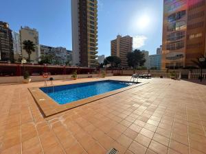 uma piscina numa cidade com edifícios altos em Loixmar 7 em Benidorm