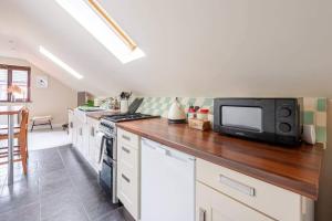 Kuchyň nebo kuchyňský kout v ubytování 1Bed Village Annexe Sleeps 2 - Parking & Wifi