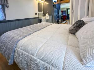 Postel nebo postele na pokoji v ubytování Paw Railway Getaway