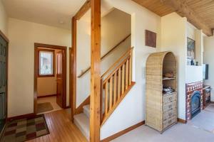 escalera de madera en una habitación con escalera en Sq Dungeness Bay Beach House, en Sequim