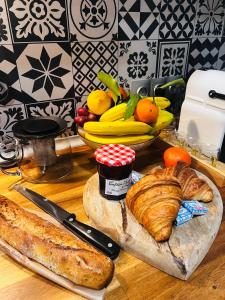 una mesa con pan y cruasanes y un bol de fruta en Amber Apartment Nice - Central Highlights and Beach, en Niza