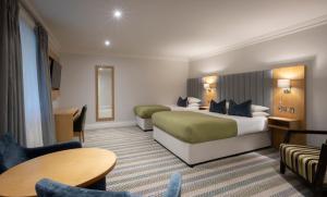 Posteľ alebo postele v izbe v ubytovaní Killarney Heights Hotel